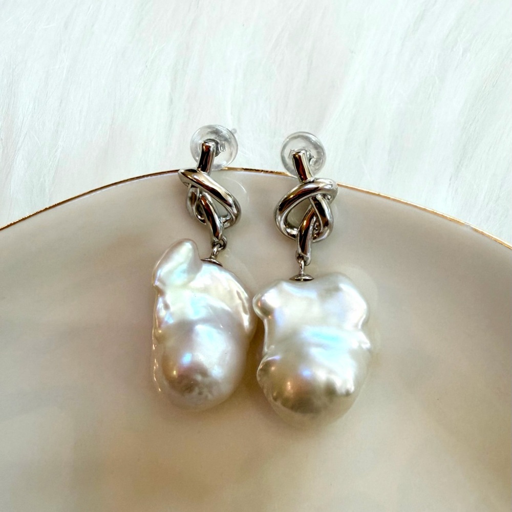Freshwater White Baroque Pearl Earring